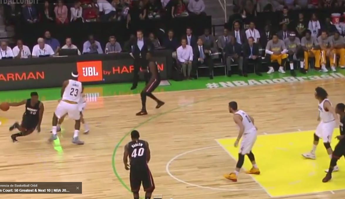 En esta captura de pantalla podemos ver cómo LeBron James, estando en Defensa, le pone un Bloqueo a un Compañero de Equipo (Cleveland Cavaliers) del que se beneficia el Base del Equipo Contrario (Miami Heat)