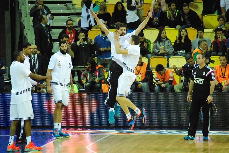 En esta imagen podemos ver a Sergio Llull y a Jaycee Carroll, Jugadores del Madrid, en su "ritual" durante la Presentación del Equipo, Ayer, en el Partido de Semi-Finales de la Copa ACB 2015 de Las Palmas de Gran Canaria