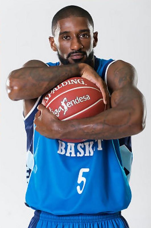 En esta foto podemos ver a Taquan Dean, JUgador del GBC, durante la sesión de Fotos Oficial de la ACB
