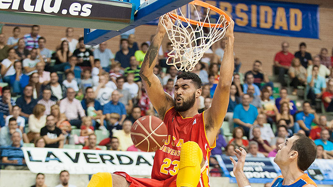 En esta foto podemos ver a Augusto Lima, Jugador del Murcia ACB, realizando un Mate