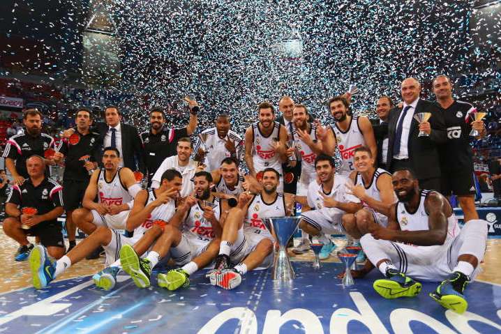 En esta foto, cedida por la ACB, podemos ver al Madrid: Jugadores, Entrenadores, Cuerpo Médico y Utilleros