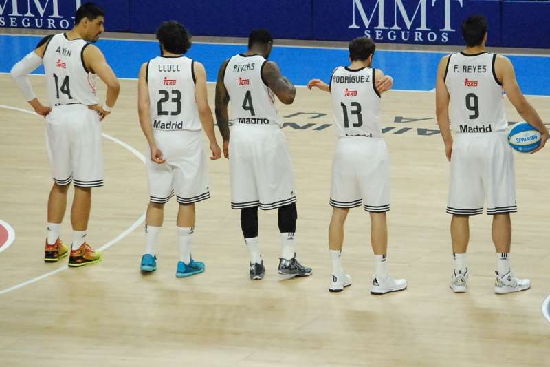 En esta foto, tomada por devuestrobasket.com, podemos ver los 4 Jugadores que formaron parte del Quinteto Inicial del Madrid en el Partido de Ayer ante el Zhalguiris Kaunas