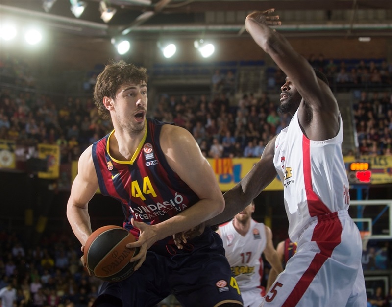 En esta foto podemos ver a Ante Tomic, Pívot croata del Barcelona, en el Último Partido del Playoff 2015 de la Euroliga disputado en el Palau Blaugrana, en el que fueron derrotados por el Olympiacos