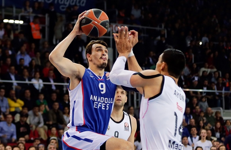 En esta foto podemos ver a Dario Sharitch, Jugador croata del Efes turco, en una acción del Partido de Ayer, su Último Partido en estos Playoffs 2015 de la Euroliga