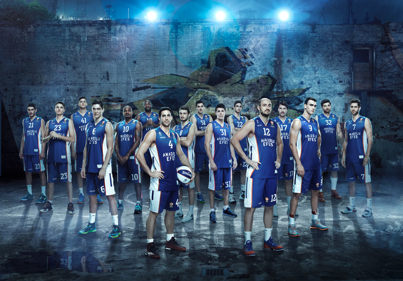 En esta foto, obtenida de la web Oficial del Efes, podemos ver un posado de los 16 Jugadores que componen la Plantilla del Equipo