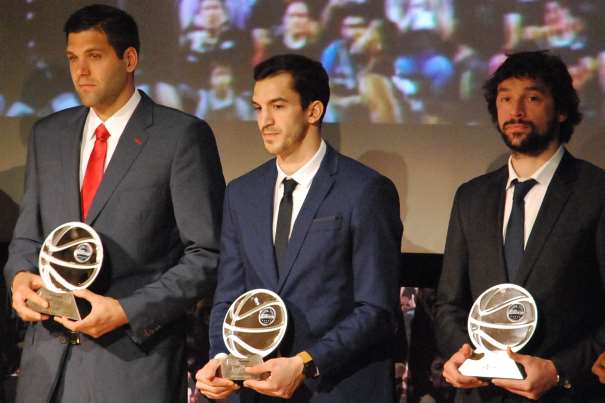 En esta foto, tomada por devuestrobasket, podemos ver a Sergio Llull, a Felipe Reyes y a Pau Ribas posando junto a los Trofeos recibidos como integrantes del Quinteto Ideal de la Temporada ACB
