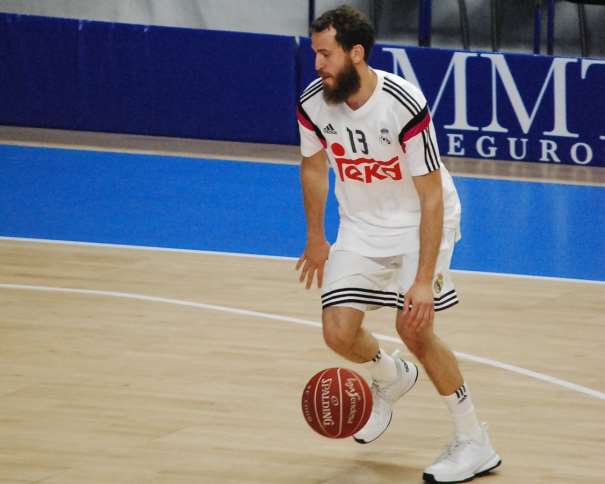 En esta foto podemos ver a Sergio Rofríguez, Base del Madrid, en un momento del calentamiento previo al Primer Partido de Playoffs ACB 2015 ante el Gran Canariz