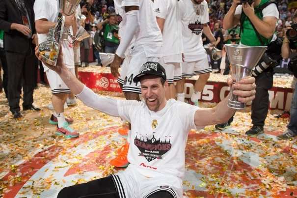 En esta foto podemos ver a Andres Nocioni, el Jugador de Más edad del Madrid, con su trofeo como MVP de la Final Four 2015 de Madrid, durante las celebraciones tras conseguir el Campeonato, rodeado de confeti