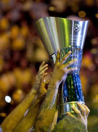 En esta foto podemos ver el trofeo de Campeón de la Euroliga, la última vez que fue levantado, el año pasado, en la Final Four 2014 de Milán, por los Jugadores del Maccabi