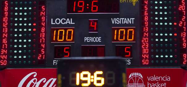 En esta imagen podemos ver el marcador del este Tercer Partido de Semifinales ACB 2015, disputado por el València y el Madrid, cuando ya sólo quedaban 19.6 segundos para la Finalización de la Prórroga, con Empate a 100