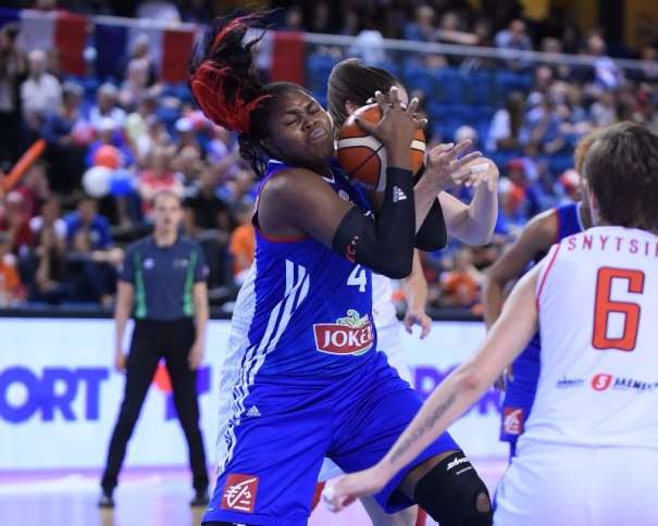 En esta foto podemos ver a Isabelle Yacoubou, Jugadora africana (beninesa) de la Selección de Francia, luchando por un balón durante este EuroBasket Femenino 2015