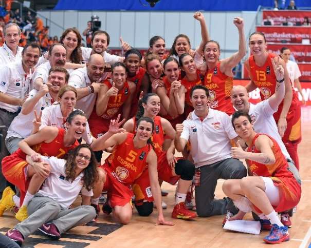 En esta foto podemos ver la alegría de la Selección Femenina FEB tras haber conseguido la Victoria en el Partido por la Medalla de Bronce del EuroBasket Women 2015 de FIBA Europe ante Bielorrusia