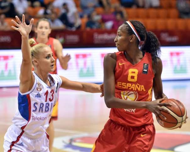 En esta imagen podemos ver a Astou Ndour, Segunda Estrella de la Selección Femenina FEB 2015 que está disputando el Eurobasket Femenino 2015 en Hungría y Rumanía, en una acción de juego de uno de los Partidos de la Segunda Fase de Grupos