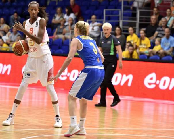 En esta foto podemos ver a Astou Ndour, Segunda Estrella de la Selección Femenina FEB 2015 que está disputando el Eurobasket 2015 en Hungría y Rumanía,, Defendida por una Jugadora de la Selección de Suecia, en el Partido de Ayer, Cuarto Partido de este Eurobasket