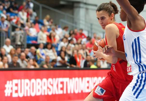 En esta foto podemos ver a Alba Torrens, Jugadora de la Selección Femenina FEB, en una acción de juego del Partido de Ayer, del Partido de Semifinales del EuroBasket Women 2015 de FIBA Europe