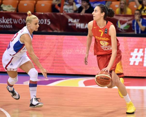 En esta foto podemos ver a Alba Torrens, Estrella de la Selección Femenina FEB 2015 que está disputando el Eurobasket Femenino 2015 en Hungría y Rumanía, en una acción de juego de uno de los Partidos de la Segunda Fase de Grupos