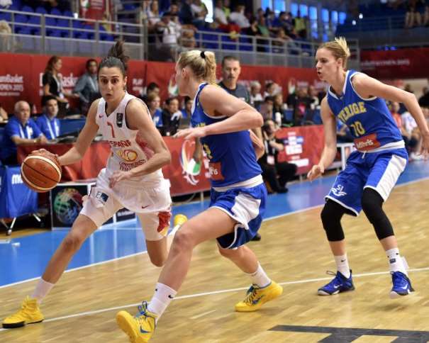 En esta foto podemos ver a Alba Torrens, Estrella de la Selección Femenina FEB 2015 que está disputando el Eurobasket 2015 en Hungría y Rumanía, Defendida por 2 Jugadoras de la Selección de Suecia, en el Partido de Ayer, Cuarto Partido de este Eurobasket Femenino