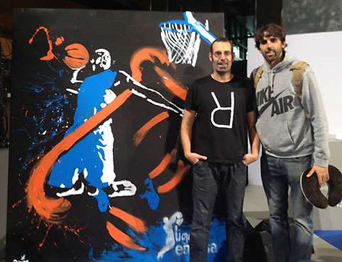 En esta foto podemos ver a Quim Moya, junto a Víctor Sada y al cuadro que pintó, en vivo, in situ, en la Presentación de la Temporada ACB 2014-2015