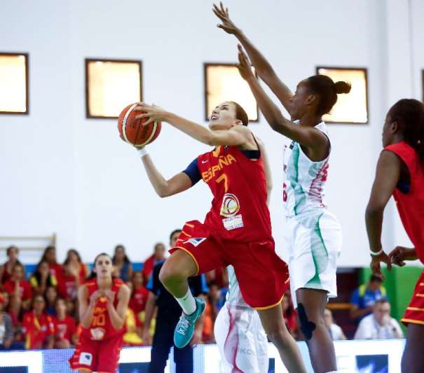 En esta foto podemos ver a la Segunda Máxima Anotadora del Partido de Ayer, Belén Arrojo, Jugadora de esta Selección FEB U20 Femenina que está disputando el Europeo Femenino U20 de FIBA EUrope en la isla de Lanzarote, en las Localidades de Teguise y Tinajo