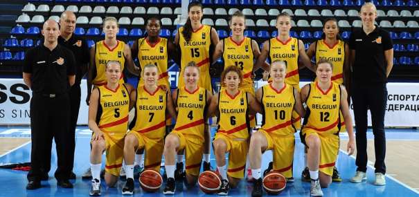 En esta foto podemos ver a las 12 Jugadoras de la Selección U19 Femenina de Bélgica que está disputando el Mundial FIBA