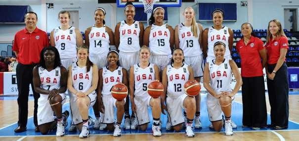 En esta foto podemos ver a las 12 Jugadoras de la Selección U19 Femenina de USA que está disputando el Mundial FIBA