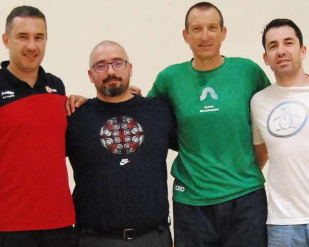 En esta foto podemos ver a los 3 Conferenciantes del III Clínic Campus de Ourese, junto al Entrenador del COB, Club Baloncesto Ourense