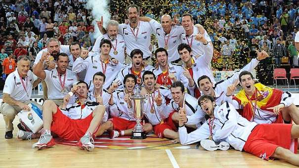 En esta foto podemos ver al conjunto de la Selección U20 Masculina FEB 2011 celebrando su Oro en el EuroBasket U20 2011 y el MVP de Nikola Mírotitch, en Bilbao