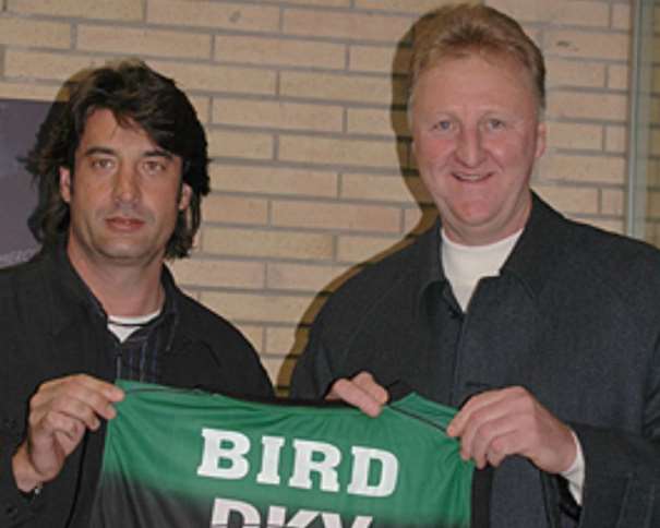 En esta foto podemos ver cómo Jordi Villacampa entrega una camiseta del Joventut ACB a Larry Bird el 14 de diciembre de 2005