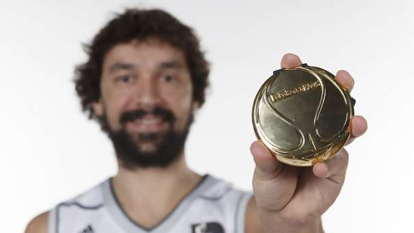 En esta foto podemos ver a Sergio Llull mostrando su Medalla de Oro del reciente Eurobasket 2015. Recordemos que el Madrid es el Equipo con Más Medallistas de oro de este Eurobasket 2015
