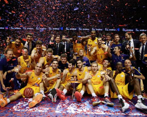 En esta foto podemos ver a los 14 Jugadores Integrantes del Barcelona, Campeón de la XII Supercopa ACB (el Último Título de 2015, el Primero de la Temporada ACB 2015-2016), la Tercera que se disputa en Málaga, al Derrotar, por una Diferencia de 18 Puntos, que llegó a ser de hasta 24, al Anfitrión, el Málaga