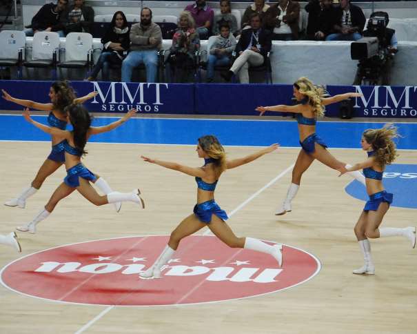 En esta foto podemos ver  4 de las 8 Cheerleaders del Madrid ACB. La de Más a la derecha ya ha "aterrizado" mientras que las otras 3 siguen "volando"