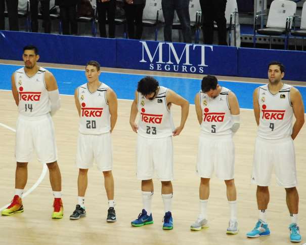 En esta imagen podemos ver el Quinteto Inicial del Madrid ACB en la Sexta Jornada de la Liga ACB 2015-2016 durante el Minuto de Silencio en memoria de las Víctimas de los Atentados de París de noviembre