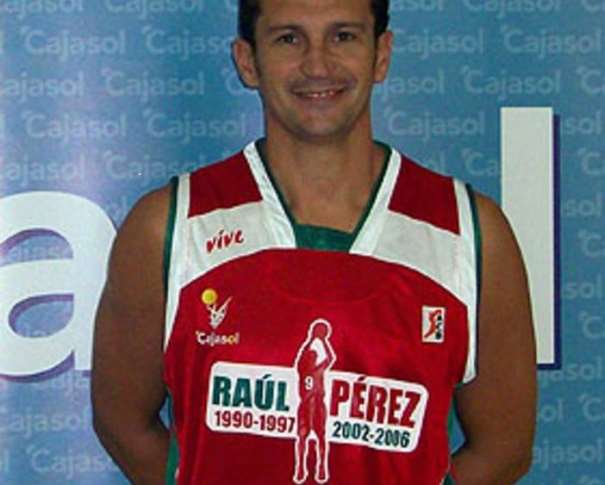 En esta foto podemos ver a Raúl Pérez con la camiseta de su Homenaje, en la que se ven su nombre y su apellido, cada uno con uno de los colores del club (verde y rojo, respectivamente), así como sus 2 etapas como jugador, de 1990 a 1997 (en rojo) y de 2002 a 2006 (en verde)