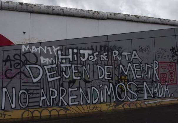 En esta foto podemos leer, en castellano: "Hijos de Puta dejen de mentir no aprendimos nada"