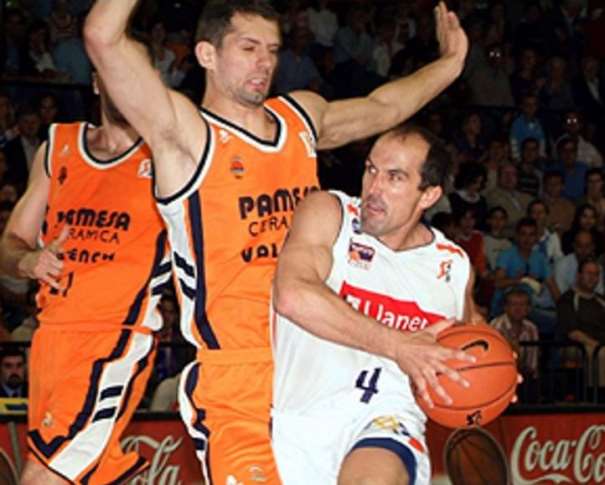 En esta foto podemos ver cómo Patricio Reynés, Jugador del Menorca ACB, protege el balón mientras realiza una entrada a canasta defendido por el Base del València Vule Avdalovitch, en Partido de Liga disputado el 23 de abril de 2006