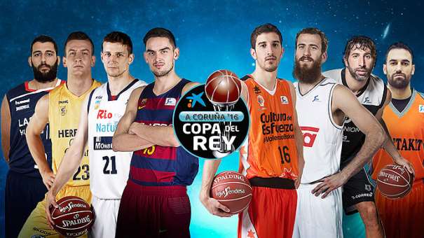 En esta imagen, podemos ve a 1 Jugador de cada uno de los 8 Equipos que disputarán la Copa ACB 2016 de A Coruña ("del Obradoiro"), de izquierda a derecha, el Baskonia, el Gran Canaria, el Obradoiro, el Barcelona, el València, el Madrid, el Bilbao y el Fuenlabrada