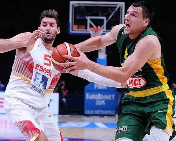 En esta foto podemos ver cómo Ionas Machiulis, con balón, supera a su compañero de club, Rudy Fernández, en la Final del EuroBasket 2015 en la que consiguió la Medalla de Plata