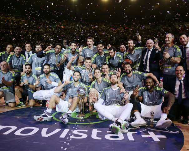 En esta foto podemos ver a Todos y cada uno de los 15 Jugadores (además de a los 11 Integrantes de los cuerpos técnico y Médico) del Madrid celebrando, en la pista, la consecución de su Título de Campeones de Copa ACB 2016