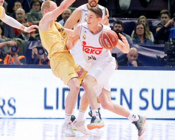 En esta foto podemos ver a Jaycee Carroll cometiendo una Falta en Ataque sobre Sasu Salin en la Final de la Copa ACB 2016 de A Coruña ("del Obradoiro"). También podemos ver cómo tanto Gustavo Ayón como Alen Omitch observan, de cerca, la jugada