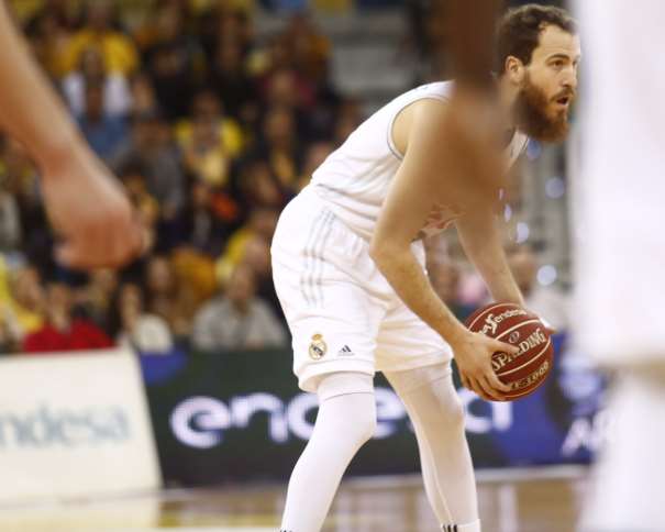 En esta foto podemos ver a Sergio Rodríguez, "Chacho", con el balón entre sus manos, en una acción del Partido de la Jornada 22 de la Liga ACB 2015-2016 disputado el domingo 06 de marzo de 2016 en Las Palmas de Gran Canaria en el que el Madrid consiguió la Victoria