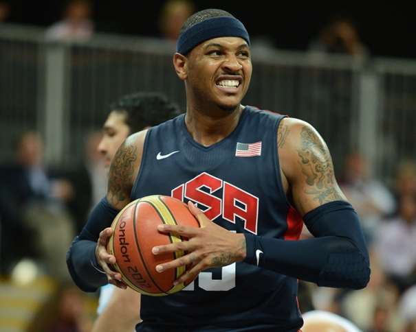 En esta foto podemos ver a la Estrella de la NBA Carmelo ("Melo") Anthony, Jugador que podría participar en los Juegos Olímpicos de Rio de Janeiro 2016, con un balón de baloncesto entre sus manos