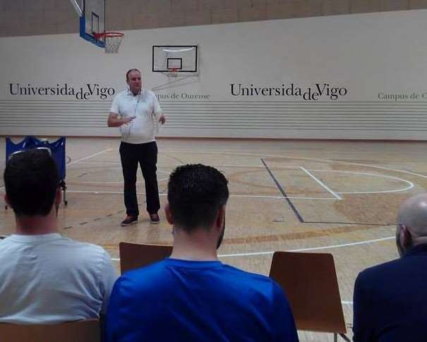 En esta foto podemos ver a Eduardo Pascual en la Cuarta Edición del Clínic de Baloncesto Campus Ourense, el sábado 02 de julio de 2016