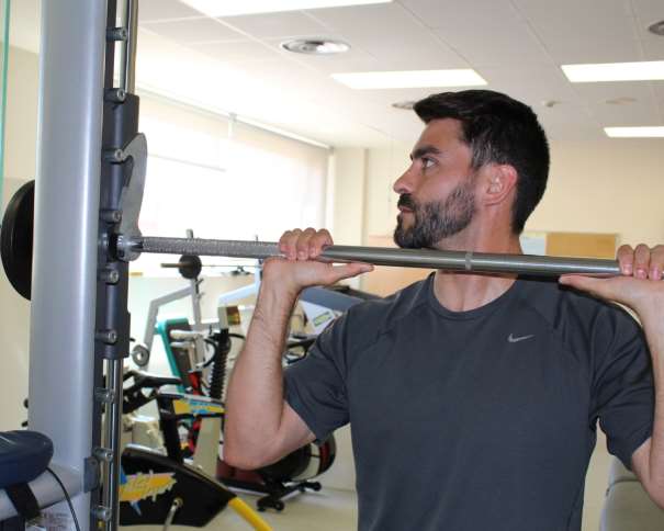 En esta foto podemos ver cómo Alejandro García Toledo prepara la barra de pesas para tenerla lista para poder realizar su trabajo