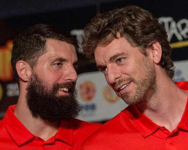 En esta foto podemos ver a los que fueron pareja Interior durante el EuroBasket del Pasado Verano 2015, Pau Gasol y Nikola Mírotitch