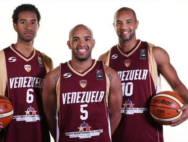 En esta foto podemos ver, de izquierda a derecha, a John Cox, a Gregory y a José Vargas, 3 de los 12 Jugadores de la Selección de Venezuela Campeona del Actual Campeona del FIBA Americas 2015