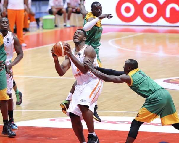 En esta foto podemos ver cómo Aboubacar Seydou Hima entra a canasta y cómo un rival intenta pararle haciéndole falta