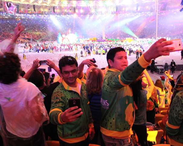 En esta foto podemos ver cómo un grupo de asistentes a la Ceremonia de Clausura de los Juegos Olímpicos de Río 2016 se hace autorretratos