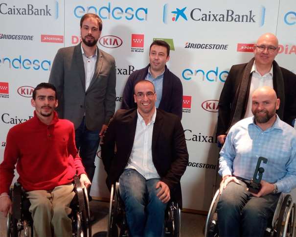 En esta foto podemos ver a algunos de los integrantes de la Selección Olímpica masculina de Baloncesto en Silla de Ruedas, en l Gala en la que recogieron su Premio Gigantes al Equipo Revelación