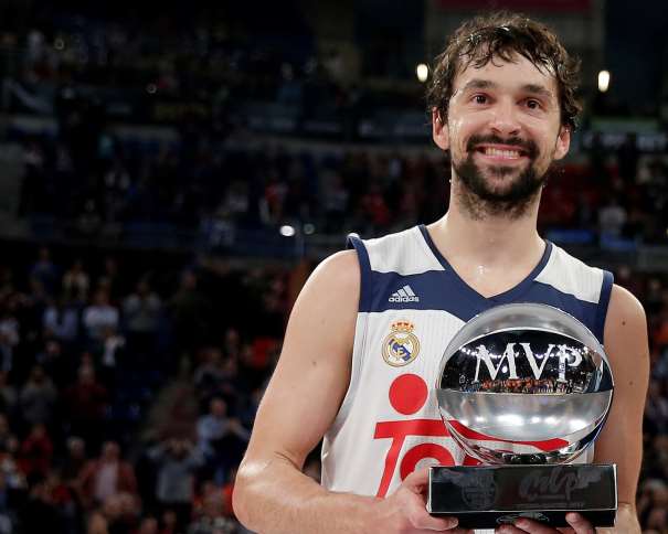 En esta foto podemos ver al base-escolta del Madrid, Sergio Llull, con el trofeo al MVP de la Copa ACB 2017 de Vitoria-Gasteiz entre sus manos