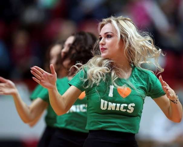 En esta foto podemos ver a 3 de las 10 integrantes del Unics Kazan Dance Team, en cuyas camisetas se puede leer "I Love Unics"